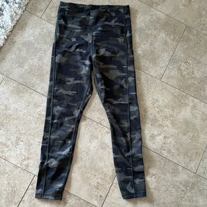 ATHLETA Ultimate stash camo tight 7/8